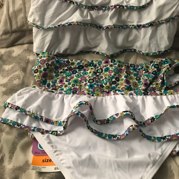 Bathing suits - Picture 5 of 8